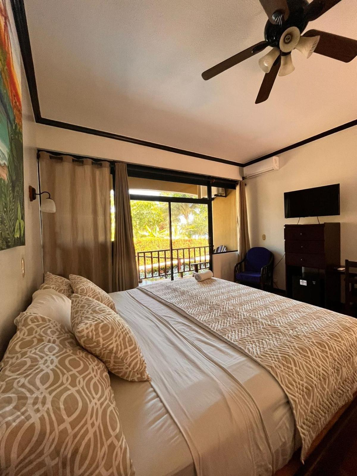 יקו The Backyard Beachfront Hotel מראה חיצוני תמונה